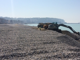 Rechargement en galets de la plage