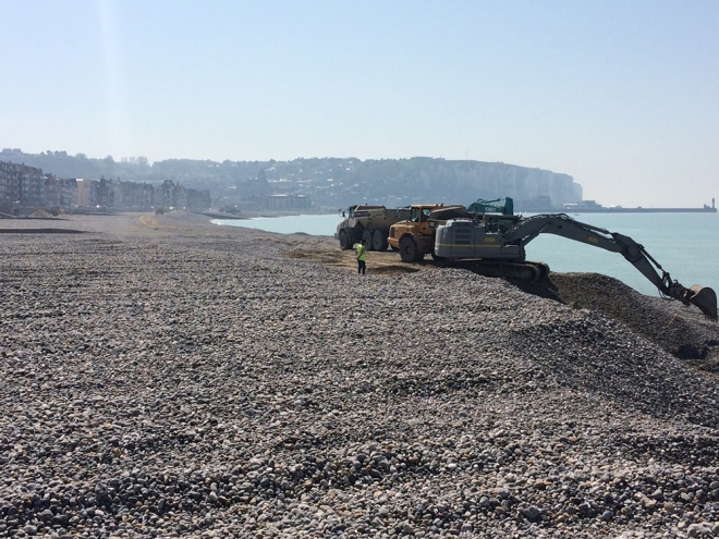 Rechargement en galets de la plage Image 1